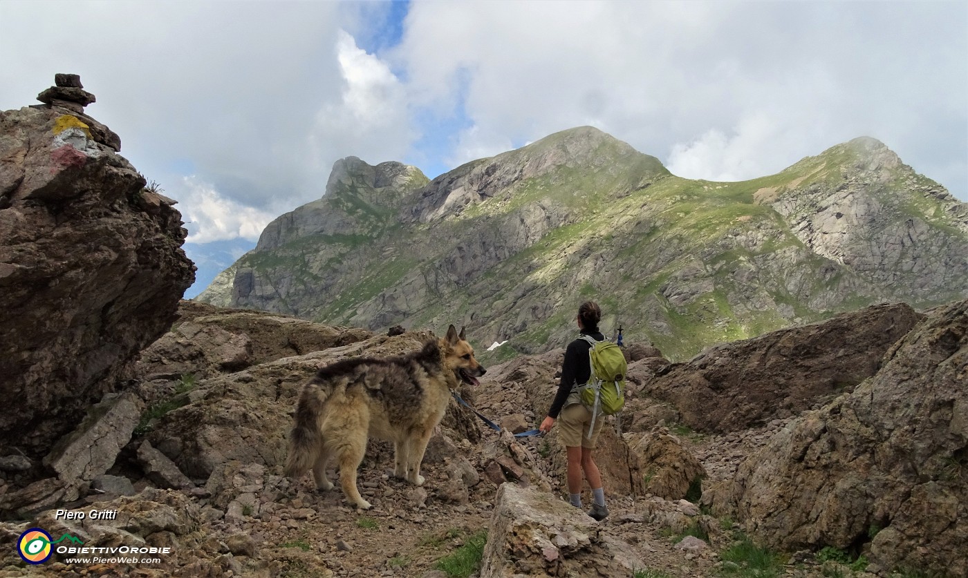 79 Bella vista su Pizzo Paradiso a dx, Quota 2500 al centro, Falso Trona a sx.JPG